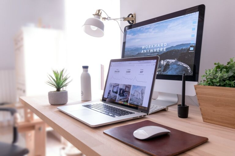 macbook-pro-on-table-beside-white-imac-and-magic-mouse